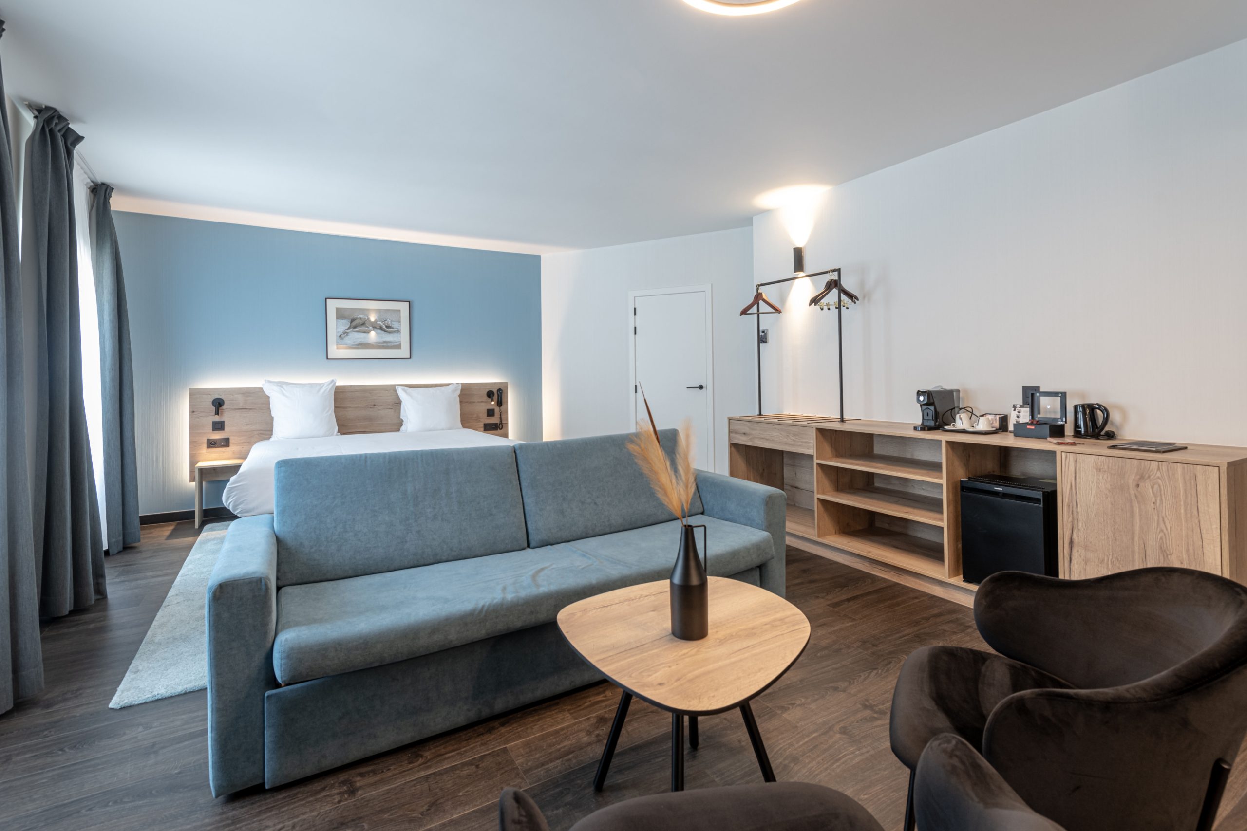 Familiekamer met slaapgedeelte, zithoek en bureau